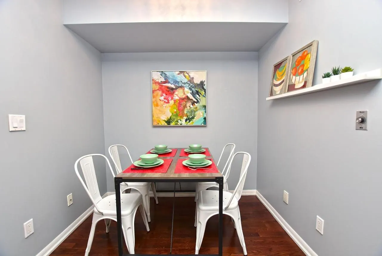 Downtown Condo, Free Parking & Amenities Toronto Apartment